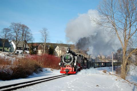 Auf der Fichtelbergbahn tragen die Lokomotiven der SDG seit vielen Jahren in der Adventszeit kleine Weihnachtsbäume an der Rauchkammertür. Am 28. Dezember 2011 nahm Andreas die damit an diesem Tag Vorspann leistende 99 785 bei Hammerunterwiesenthal auf.