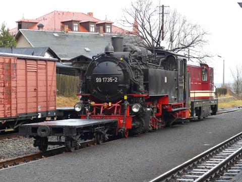 Die neue Streckendiesellok der SOEG, 199 018, überführte am 5. Dezember die nicht betriebsfähige Dampflok 99 1735-2 von Bertsdorf nach Zittau. Dabei nahm sie auch die beiden zweiachsigen Hw 97-24-32 und 97-24-58 mit, die einzeln an den Zug rangiert werden mußten.