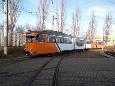 Der von der RNV stammende Triebwagen Nr. 522 wird nach seiner Ankunft in Gotha am 28. Dezember 2011 vom Arbeitstriebwagen Nr. 38 auf dem Betriebshofgelände rangiert.