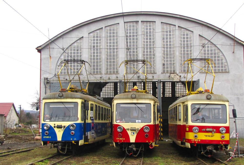 Am letzten Betriebstag, dem 9. Dezember 2011, nahmen alle drei Triebwagen vor der Wagenhalle in Trencianska Teplá Aufstellung. 411 903 (rechts) trägt bereits das neue Signet der TREŽ.