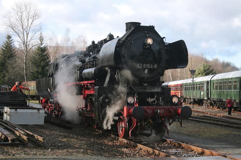 Nach Ankunft mit ihrem Sonderzug wird die Leipziger Dampflok 52 8154-8 im Museum sofort für die Übernahme des VSE-Museumszuges vorbereitet. Axel Schlenkrich fand am 10. Dezember auch die Gelegenheit für dieses Foto.