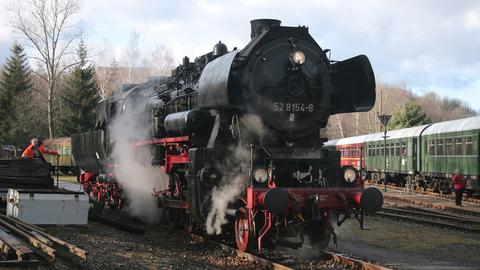 Nach Ankunft mit ihrem Sonderzug wird die Leipziger Dampflok 52 8154-8 im Museum sofort für die Übernahme des VSE-Museumszuges vorbereitet. Axel Schlenkrich fand am 10. Dezember auch die Gelegenheit für dieses Foto.