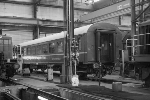 Der LVT-Zug der „Eisenbahnnostalgie Vogtland“ war am 10. Dezember nicht wie sonst als „Erzgebirgische Aussichtsbahn“ unterwegs, sondern verkehrte als Sonderzug von Schleiz nach Schwarzenberg, wo ihn Ralph Mildner im Bw fotografierte.