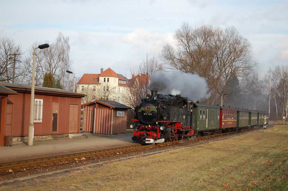 Am 3. Dezember 2011 erreicht 99 749 mit Adventsschmuck an der Rauchkammertür mit ihrem Zug zur Mittagszeit die Station Zittau Süd.