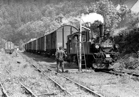 99 1606-5 ist im Juni 1986 gerade mit ihrem Zug in Niederschmiedeberg angekommen und nimmt vor der Rückfahrt nach Wolkenstein erst einmal Wasser auf.