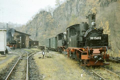 Vier IV K im Bahnhof Wolkenstein, 99 1561-2 (von HU in Görlitz noch mit handgemaltem Schild, 99 1585-1, 99 1582-8 sowie 99 1606-5 (im Schuppen) ließen am 25. Oktober 1986 auch nicht die Vermutung auf das nahe Ende der Strecke aufkommen.