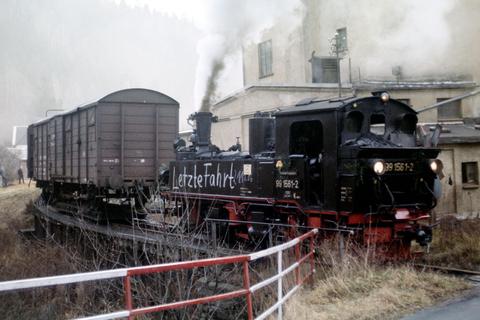 An der Ausfahrt aus dem Haltepunkt Streckewalde legt das Lokpersonal der letzten Fahrt am 21. November 1986 einen Fotohalt ein, um dieses historische Ereignis der Nachwelt zu erhalten.