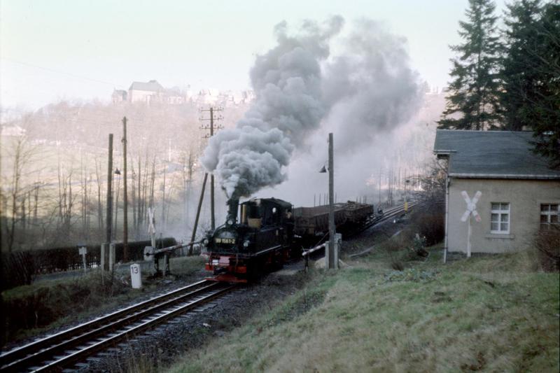 Eine der „Aufräumfahrten“ zwischen Lokschuppenbereich und Güterbahnhof nutzte das Personal Anfang Dezember 1986 noch einmal für ein Foto auf dem Dreischienengleis.