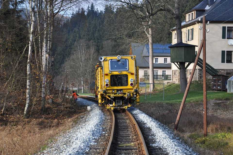Stopfmaschine im Streckenabschnitt zwischen dem Haltepunkt Forellenhof und dem Bahnhof Schmalzgrube unterwegs.
