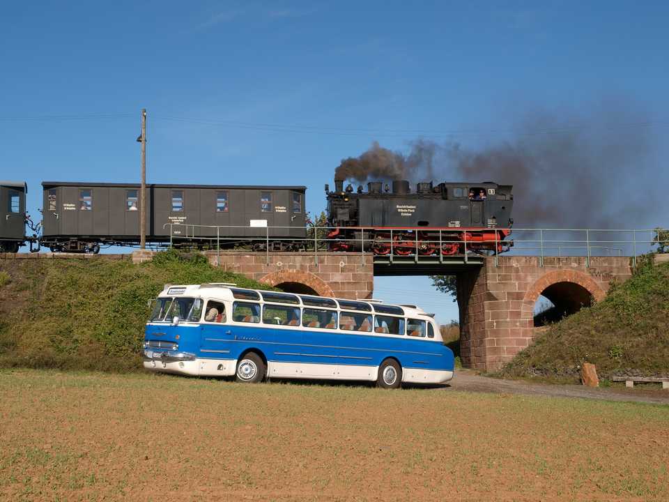 „Markenzeichen“ der EFKW-Herbstausfahrt waren auch entlang der Mansfelder Bergwerksbahn derartige Fotohalte mit den Straßen- und Schienen-Oldtimern, hier Lok 9 und der Ikarus 55.