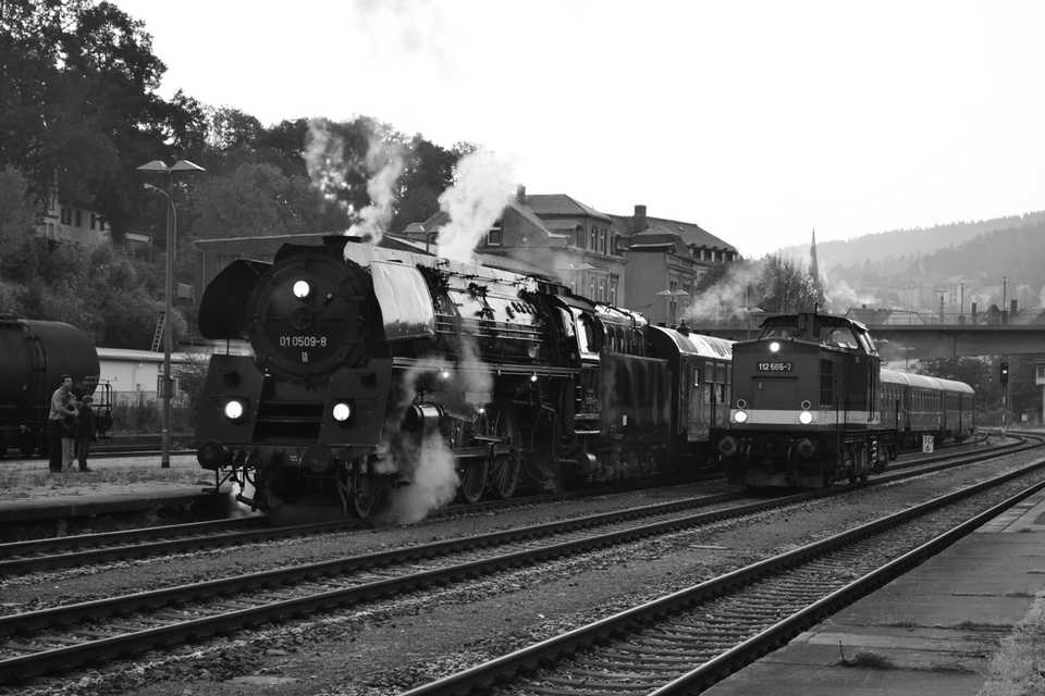 Am Morgen des 23. Oktober brachte die Diesellok 112 565-7 den VSE-Sonderzug nach Aue. Hier übernahm ihn 01 0509-8 zur Weiterfahrt nach Kulmbach.