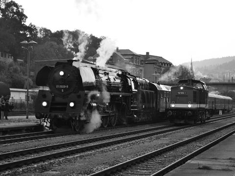 Am Morgen des 23. Oktober brachte die Diesellok 112 565-7 den VSE-Sonderzug nach Aue. Hier übernahm ihn 01 0509-8 zur Weiterfahrt nach Kulmbach.