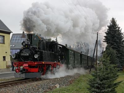 Die in der Lokomotivwerkstatt Oberwiesenthal (LWO) betriebsfähig aufgearbeitete 99 1608-1 übernahm ab 24. Oktober auf der Fichtelbergbahn mehrere Tage die Bespannung von Regelzügen. Die Aufnahme der mit einem Spitzziffernnummernschildersatz eingesetzten IV K entstand am 24. Oktober.