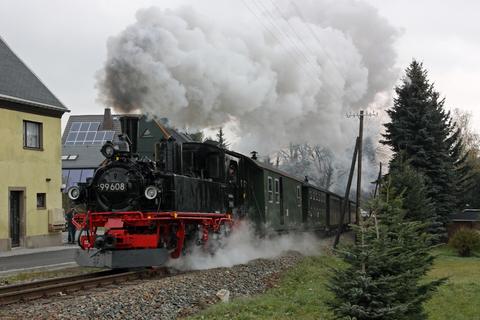 Die in der Lokomotivwerkstatt Oberwiesenthal (LWO) betriebsfähig aufgearbeitete 99 1608-1 übernahm ab 24. Oktober auf der Fichtelbergbahn mehrere Tage die Bespannung von Regelzügen. Die Aufnahme der mit einem Spitzziffernnummernschildersatz eingesetzten IV K entstand am 24. Oktober.