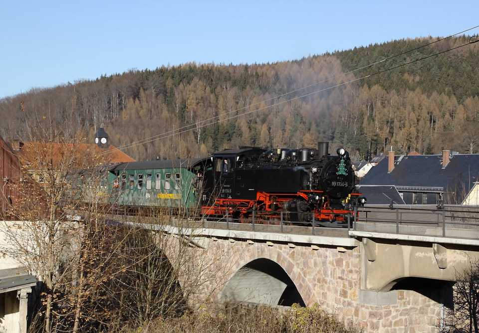In diesem Jahr absolvierte 99 1734-5 am ersten Adventswochenende die Pendelfahrten zwischen Obercarsdorf und Schmiedeberg. Über 2000 Fahrgäste setzten ein Zeichen dafür, die Strecke bis Kipsdorf wieder aufzubauen.