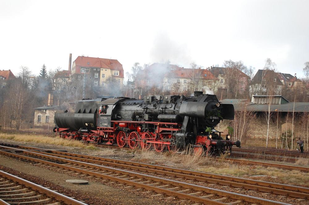 Am Samstag, 3. Dezember 2011, veranstalteten die OSEF Löbau eine Nikolausfahrt von Löbau über Görlitz nach Zittau und zurück. Im Bahnhof Zittau wurde sie von Andreas Fischer im Bild festgehalten.