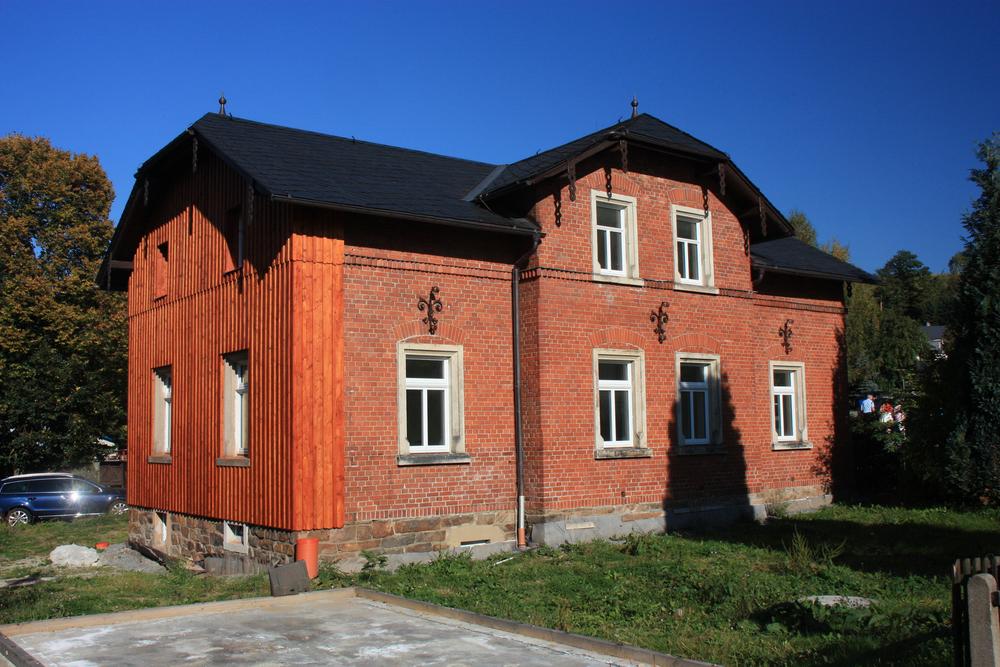 Die Sanierungsarbeiten am ehemaligen Bahnbeamtenwohnhaus in Steinbach sind abgeschlossen.