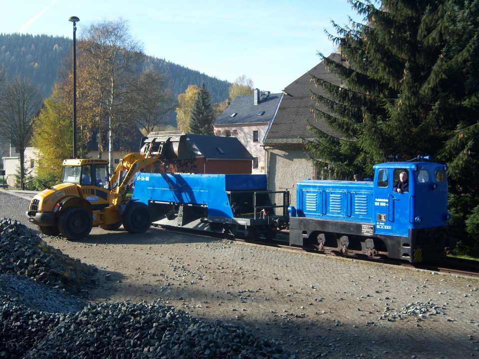 Mehrfach waren im Oktober Arbeitszüge zum Schotterausbringen im Einsatz, die Beladung erfolgte im Bahnhof Schmalzgrube.
