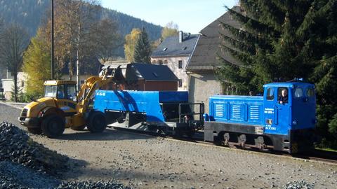 Mehrfach waren im Oktober Arbeitszüge zum Schotterausbringen im Einsatz, die Beladung erfolgte im Bahnhof Schmalzgrube.