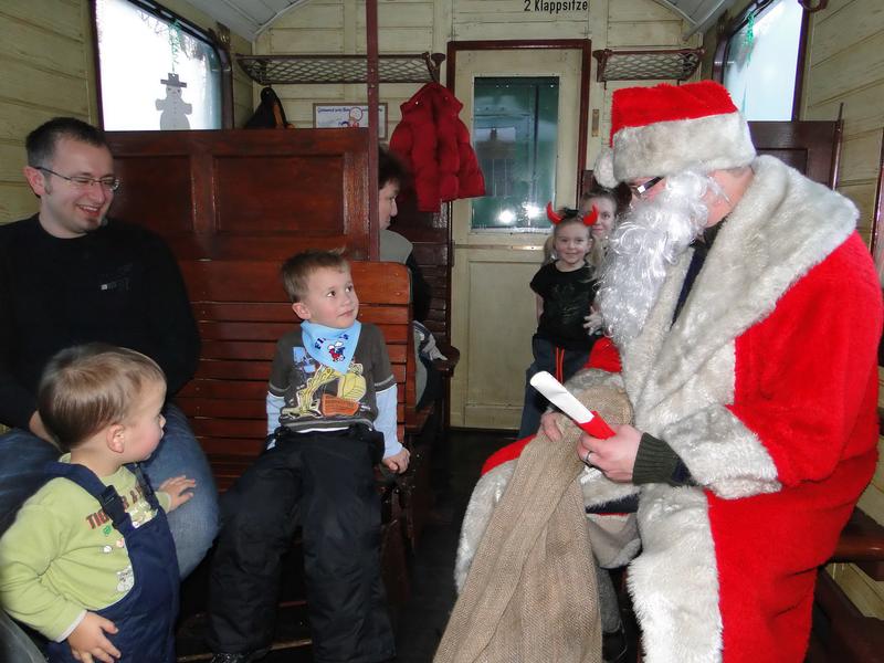 Am 6. Dezember 2011 besuchte der Nikolaus die Sonderzüge auf der Preßnitztalbahn und hatte natürlich auch für jeden kleinen Besucher eine Überraschung dabei - im Gegenzug für ein Gedicht oder Lied.