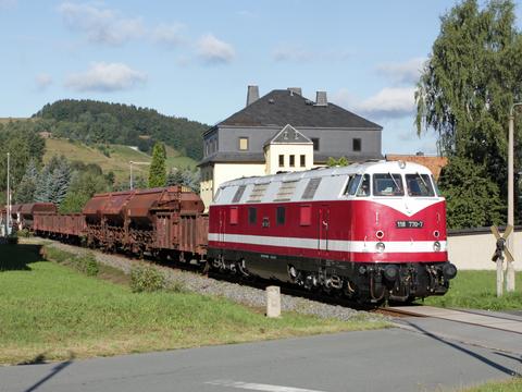 Im Rahmen einer VSE-Fotogüterzugveranstaltung passierte die Glauchauer 118 770-7 am 28. August 2011 auf der Fahrt von Schwarzenberg nach Annaberg-Buchholz die Ortschaft Grünstädtel.