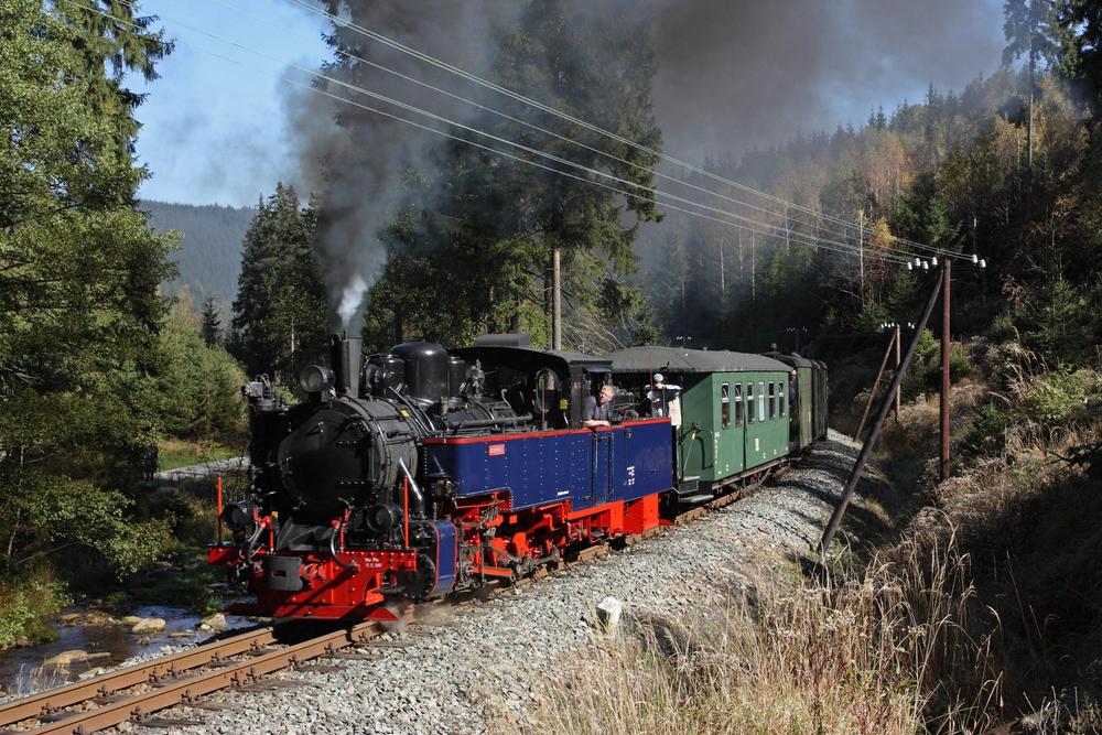 Stefan Fritzsch beobachtete die kraftvolle Bergfahrt der Lok mit ihrem Zug am 2. Oktober kurz vor dem Haltepunkt Loreleifelsen.