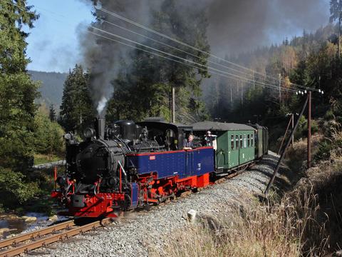 Stefan Fritzsch beobachtete die kraftvolle Bergfahrt der Lok mit ihrem Zug am 2. Oktober kurz vor dem Haltepunkt Loreleifelsen.