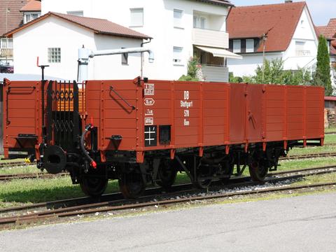 Mit dem offenen Güterwagen Osm 578 haben die Mitglieder der Arbeitsgemeinschaft „Württembergische Schmalspurwagen“ der Öchsle-Schmalspurbahn kürzlich einen vierten originalen Wagen zur Verfügung gestellt. Die Aufnahme von N. Walter zeigt ihn am 20. August 2011 im Bahnhof Ochsenhausen.