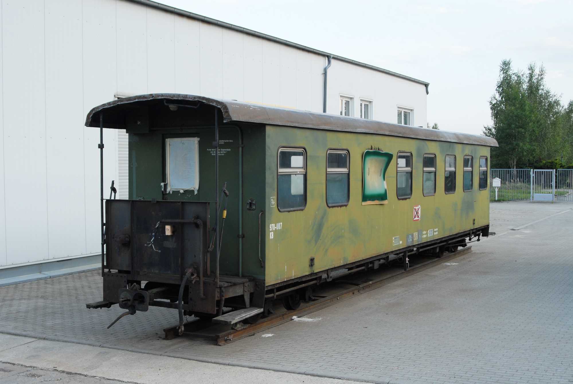 Der Einheitswagen 970-007 am 17. September 2011 bei der Fa. BMS in Ostritz. Hier soll er demnächst betriebsfähig aufgearbeitet und äußerlich in seinen Ursprungszustand zurückversetzt werden.