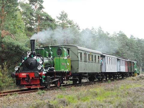 Die in diesem Jahr ebenfalls 100-jährige Lok „Gerresheim“ fährt mit dem Preußenzug der Niederlausitzer Museumseisenbahn nahe Kleinbahren in Richtung Crinitz.