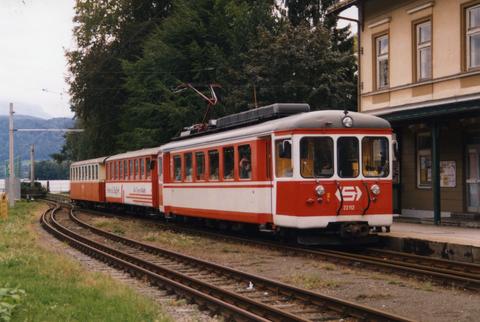 Der Dreischienenabschnitt Seebahnhof Gmunden wird regulär mit elektrischen Meterspurfahrzeugen von Stern & Hafferl angefahren.
