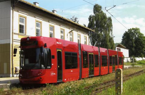 Der meterspurige Innsbrucker Gelenktriebzug 305 am 1. September 2008 im Bahnhof Gmunden Seebahnhof, dessen Empfangsgebäude im vorigen Jahr abgerissen worden ist.