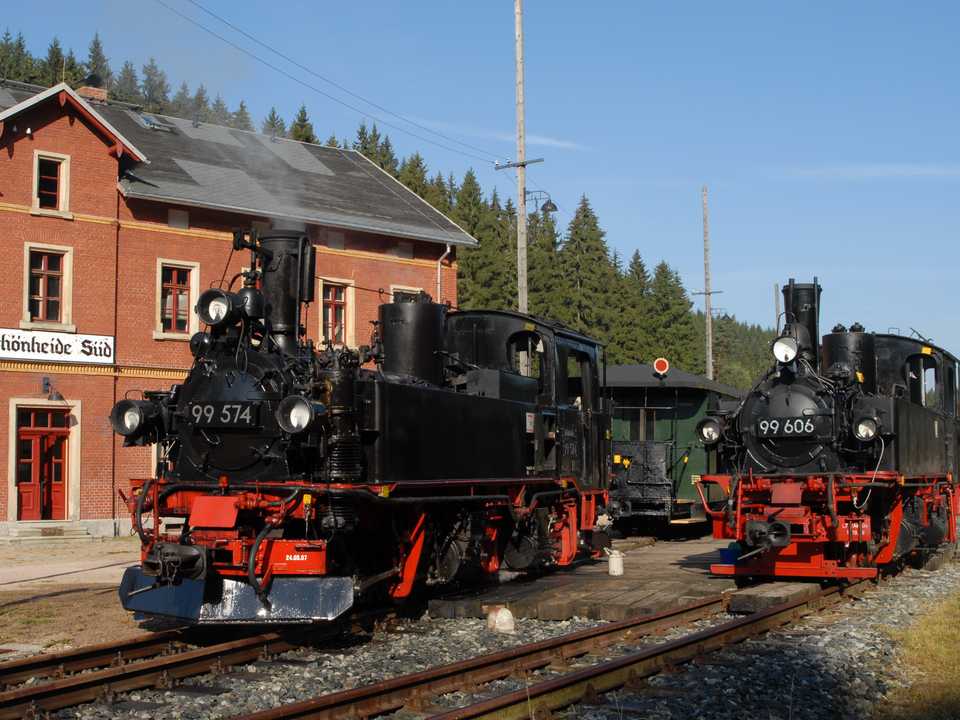 Am 3. September 2011 hielt Frank Heilmann 99 574 der Döllnitzbahn neben 99 606 des VSSB aus Carlsfeld in Schönheide Süd im Bild fest.