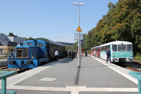 Während eine Hochzeitsgesellschaft am 17. September im Bahnhof Schwarzenberg den bereitgestellten VSE-Sonderzug besteigt, steht die Erzgebirgische Aussichtsbahn abfahrbereit am Nachbarbahnsteig.