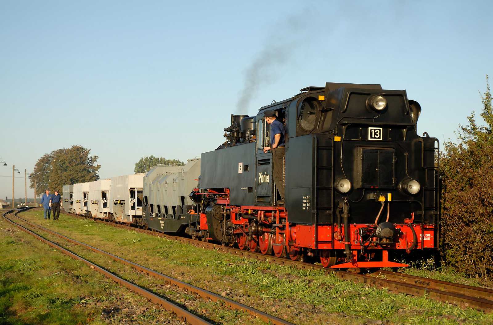 Lok 13 bzw. 99 773 mit einem typischen Mansfeld-Zug.