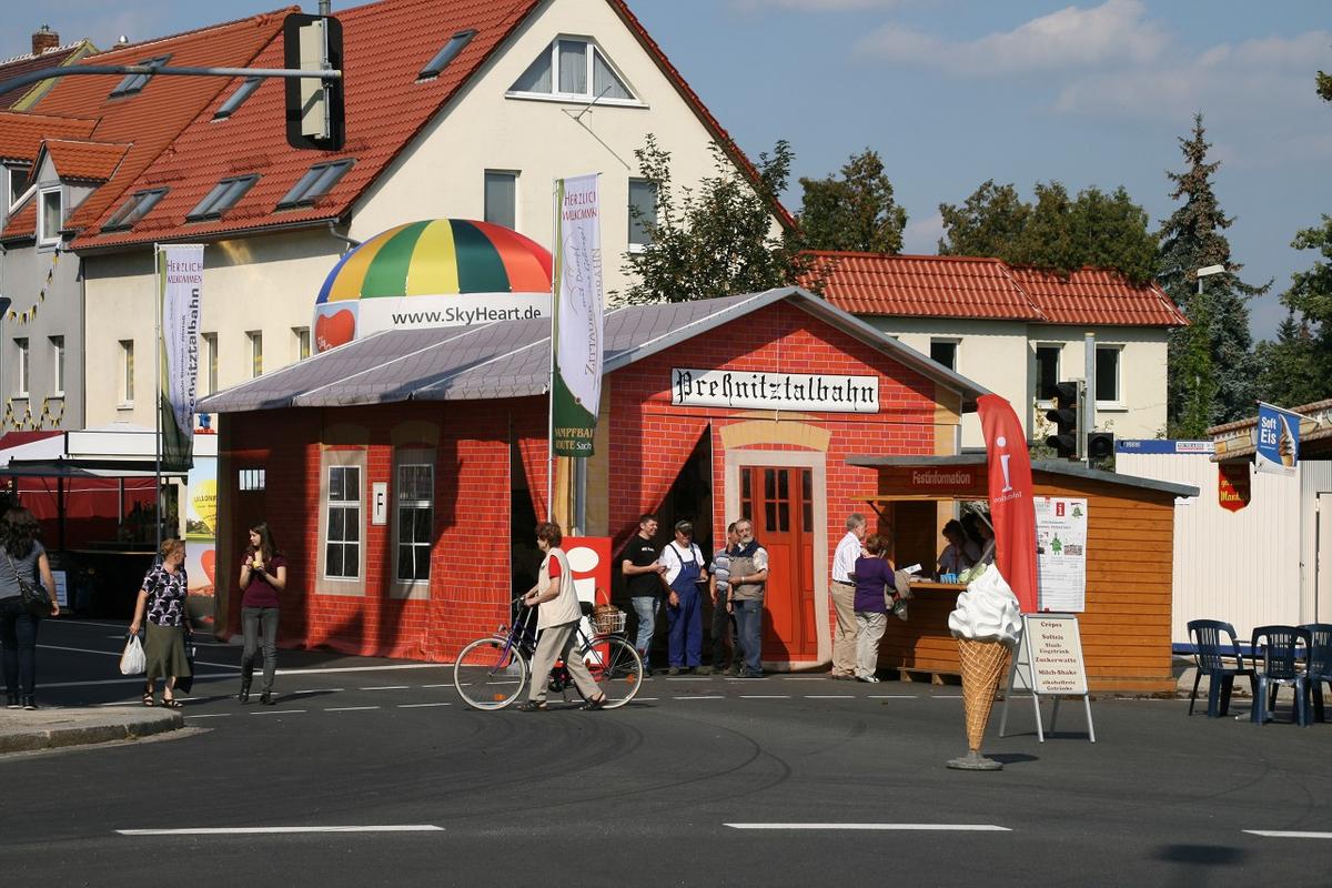Beim Tag der Sachsen vom 2. bis 4. September prägte das 1:1-Stationsgebäude der Preßnitztalbahn zusammen mit der I K Nr. 54 das Straßenbild in Kamenz.