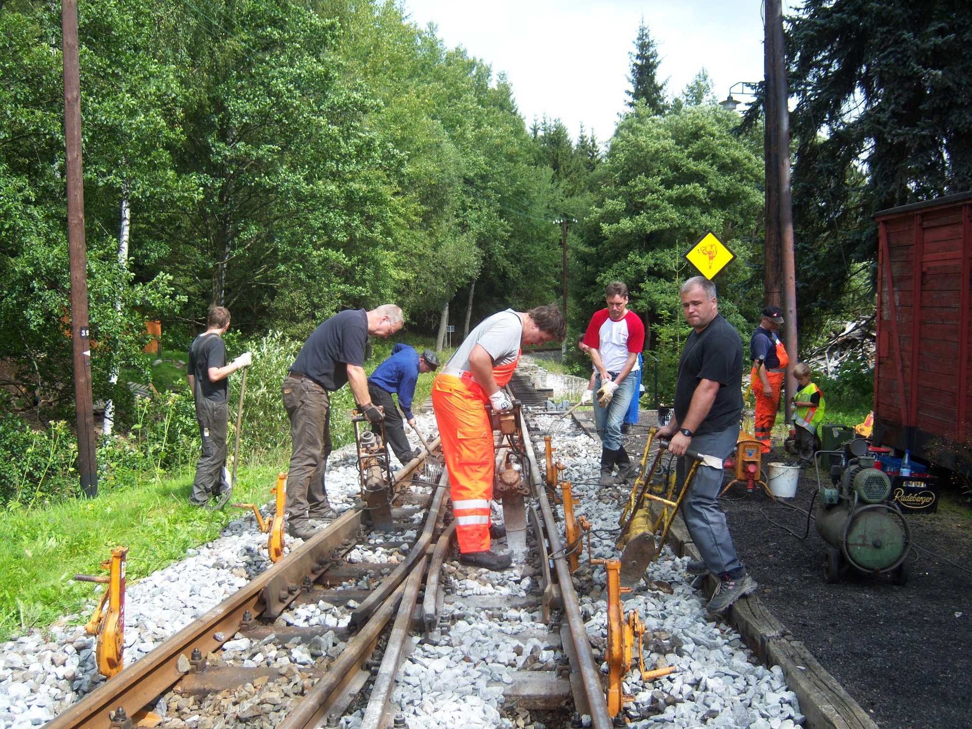 Zu den am 13. und 14. August durchgeführten Instandhaltungsarbeiten gehörte auch das manuelle Stopfen der Weiche 1 im Bahnhof Schlössel.