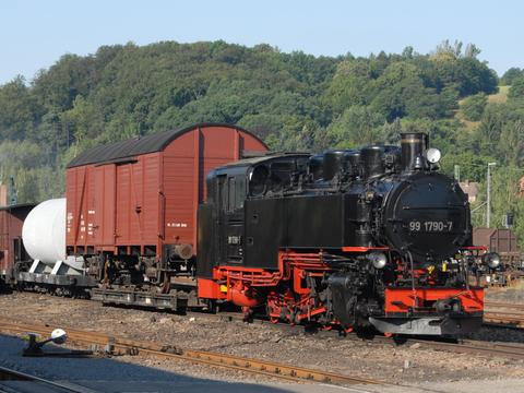 Während des 4. Schmalspurbahnfestivals auf der Weißeritztalbahn entstand auch diese Aufnahme von 99 1790-7 mit dem „Fotogüterzug“ in Freital-Hainsberg.