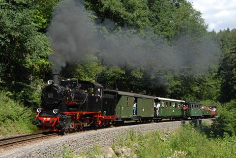 Der Star des 4. Schmalspurfestivals auf der Weißeritztalbahn war Lok 20 des Mansfelder Bergwerksbahn-Vereins. Am 16. Juli fotografierte sie Frank Heilmann mit dem P 5150 vor Spechtritz.