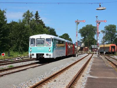 Auf dem Bahnhof Schlettau stehen wieder Formsignale! Das war für Tim Zolkos am 9. Juli 2011 eine willkommene Kulisse für seine Aufnahme von 772 312 + 972 771 + 171 056 als DPE 92090.