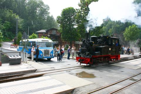 Am 21. Juni kam „Meppel“ 99 4511-4 auf der Weißeritztalbahn zu Geburtstagssonderzugehren, hier bei der Ankunft in Rabenau, wo der historische H6-Bus die Gesellschaft übernahm.