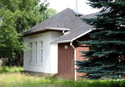 In diesem Zustand ist das von 1916 bis 1951 als Endbahnhof dienende Bahnhofsgebäude von Großwaltersdorf erhalten.