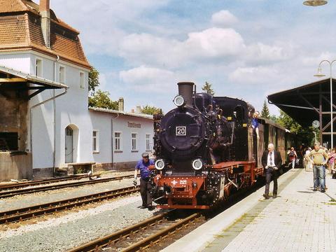 Gastlok Nr. 20 der Mansfelder Bergwerksbahn war am 16./17. Juli der „Star“ des 3. Schmalspurbahnfestivals auf der Weißeritztalbahn – hier am Sonnabend bei Ankunft in Dippoldiswalde.