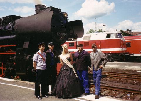 Da strahlen Eisenbahner! Die Kohlenhof-Prinzessin Paula I. des DDM ließ sich am 12. Juni mit den VSE- und Dampf-Plus-Personalen in Neuenmarkt-Wirsberg vor 52 8079 aus Dresden ablichten.