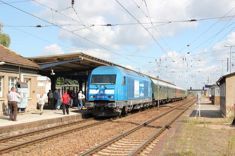 Auf dem Wege nach Raddusch legte der VSE-Sonderzug am Vormittag des 25. Juni 2011 in Falkenberg (Elster) eine Pause ein. Das Umsetzen der Lok nutzten die Fahrgäste zu einem Foto oder auch nur zum kurzen Spaziergang auf dem Bahnsteig.