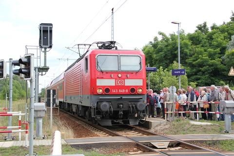 Wenige Minuten vor Abfahrt des VSE-Zuges passierte eine Regionalbahn den Haltepunkt Raddusch. Der Lokführer staunte nicht schlecht über so viele Fahrgäste, wenn auch nicht für seinen Zug.