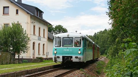 Am 9. Juli fahren 772 312 + 972 771 + 171 056 als DPE 92092 in den Bahnhof Raschau ein.