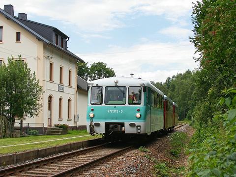 Am 9. Juli fahren 772 312 + 972 771 + 171 056 als DPE 92092 in den Bahnhof Raschau ein.