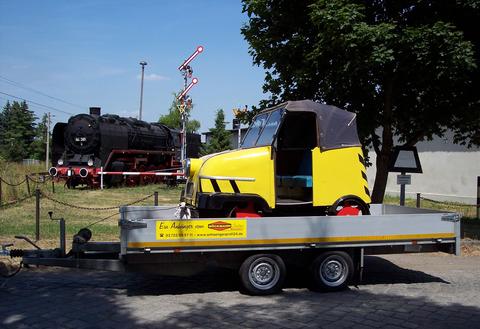Auf dem Weg nach Finsterwalde wird der Schienentrabi des VSE sicher auch der vereinseigenen Dampflok 44 351 in Wülknitz einen kurzen Besuch abstatten. Im vorigen Jahr gab es am 3. Juli 2010 ein solches „Stelldichein“ bereits mit dem GKR 1 der Niederlausitzer Museumsbahn. An diesem Tag befand sich das Fahrzeug auf dem Rücktransport vom Treffen in Rochlitz.