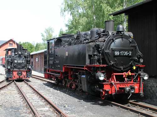 Am 23. Mai gaben sich die aktuell im Bertsdorfer Heizhaus untergestellten Lokomotiven ein Stelldichein – diese Aufnahme zeigt davon 99 4532-0 und 99 1735-2.